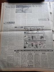 Vatan Gazetesi - 8 Temmuz 1958 - Yeni Bir Şantaj Ahmed Emin Yalman Köşe Yazısı - Altın Fiyatları Yükseliyor - Bağdat Paktı Müslüman Devlet Başkanları Haftaya Şale Köşkünde Toplanıyor - Fransız Başbakanı De Gaulle Eisenhower'ı Ziyaretten Vazgeçti - Üsküdar Vapurunun Battığı İzmit Faciasında Ölenler İçin Şehitlik İnşa Edilecek - Kıbrıs'ta Dün Üç Türk Öldürüldü - Yandan Akıyor Yandan Adnan Veli'nin Yeni Romanı Yazı Dizisi - Taş Devri Çizen Mıstık - Çakaralmaz Hafiye Çizen Eflatun Nuri - Lübnan Cumhurbaşkanı Kamil Şamun Birleşmiş Milletler Genel Sekreteri Hammadskjolf'u  İtham Etti - Ya Ya Ya Şa Şa Şa Fenerbahçe Çok Yaşa Yazan Sadun Tanju - Emil Galip Sandalcı Köşe Yazısı - Oktay Akbal Köşe Yazısı - Şu Ölüm Denen Şey Yazan Frederic Dard Yazı Dizisi - Kalbimin Sahibi Yazan Nihal Yeğinobalı Yazı Dizisi -  Film Yıldızı Rengin Arda Puro Tuvalet Sabunu Kullanıyorum Diyor - 3,5 Yürekli Şerif Çizen OCKS - Dalgacı Mahmud Çizen Kim - Stiv Roper Çizen Saunder Ve Waggon - Kadri Aytaç Karagümrükte