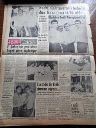 Vatan Gazetesi - 8 Temmuz 1958 - Yeni Bir Şantaj Ahmed Emin Yalman Köşe Yazısı - Altın Fiyatları Yükseliyor - Bağdat Paktı Müslüman Devlet Başkanları Haftaya Şale Köşkünde Toplanıyor - Fransız Başbakanı De Gaulle Eisenhower'ı Ziyaretten Vazgeçti - Üsküdar Vapurunun Battığı İzmit Faciasında Ölenler İçin Şehitlik İnşa Edilecek - Kıbrıs'ta Dün Üç Türk Öldürüldü - Yandan Akıyor Yandan Adnan Veli'nin Yeni Romanı Yazı Dizisi - Taş Devri Çizen Mıstık - Çakaralmaz Hafiye Çizen Eflatun Nuri - Lübnan Cumhurbaşkanı Kamil Şamun Birleşmiş Milletler Genel Sekreteri Hammadskjolf'u  İtham Etti - Ya Ya Ya Şa Şa Şa Fenerbahçe Çok Yaşa Yazan Sadun Tanju - Emil Galip Sandalcı Köşe Yazısı - Oktay Akbal Köşe Yazısı - Şu Ölüm Denen Şey Yazan Frederic Dard Yazı Dizisi - Kalbimin Sahibi Yazan Nihal Yeğinobalı Yazı Dizisi -  Film Yıldızı Rengin Arda Puro Tuvalet Sabunu Kullanıyorum Diyor - 3,5 Yürekli Şerif Çizen OCKS - Dalgacı Mahmud Çizen Kim - Stiv Roper Çizen Saunder Ve Waggon - Kadri Aytaç Karagümrükte