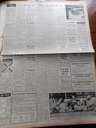 Vatan Gazetesi - 10 Temmuz 1958 - Demokrat Parti'de Demokrasi Yazan Ahmet Emin Yalman Köşe Yazısı - İsmet İnönü'nün Hesapları Tamamen Yanlıştır - Köprü Altı Kuyrukları - Senato Ataman İle Server Somuncuoğlu Kabineye Girdiler - Emekliler Dün Dert Yandılar - Altın Fiyatı Düştü - Lübnan Bağdat Paktına Katılmaya Çalışıyor - Yandan Akıyor Yandan Adnan Veli'nin Yeni Romanı Yazı Dizisi - Taş Devri Çizen Mıstık - Çakaralmaz Hafiye Çizen Eflatun Nuri - İsviçre'de Gazetecilik Öğretimi Yazan Hasan Refik Ertuğ - Hoş Memo Karikatür Çizen Al Capp - Polislerin Kıyafetleri Değişiyor - Bursa'da Karne İle Benzin Verilecek - İstimlak Yolsuzluğu Sanıkları Mahkum Oldu - Yer Perşembe Bir Hikaye Bir Kabul Günü Yazan Aysel Alpsal - Kalbimin Sahibi Yazan Nihal Yeğinobalı Yazı Dizisi - Şu Ölüm Denen Şey Yazan Frederic Dard Yazı Dizisi - Kültür Bayramı Peşinde Yazan Burhan Arpad - Lefter Küçükandonyadis Fenerbahçe'yi Bırakmadı - Lefter İmza Atarken Fotoğraf - Fahri Somer Turan'ı Da Karagümrüke Aldı - Özcan Arkoç