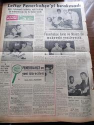 Vatan Gazetesi - 10 Temmuz 1958 - Demokrat Parti'de Demokrasi Yazan Ahmet Emin Yalman Köşe Yazısı - İsmet İnönü'nün Hesapları Tamamen Yanlıştır - Köprü Altı Kuyrukları - Senato Ataman İle Server Somuncuoğlu Kabineye Girdiler - Emekliler Dün Dert Yandılar - Altın Fiyatı Düştü - Lübnan Bağdat Paktına Katılmaya Çalışıyor - Yandan Akıyor Yandan Adnan Veli'nin Yeni Romanı Yazı Dizisi - Taş Devri Çizen Mıstık - Çakaralmaz Hafiye Çizen Eflatun Nuri - İsviçre'de Gazetecilik Öğretimi Yazan Hasan Refik Ertuğ - Hoş Memo Karikatür Çizen Al Capp - Polislerin Kıyafetleri Değişiyor - Bursa'da Karne İle Benzin Verilecek - İstimlak Yolsuzluğu Sanıkları Mahkum Oldu - Yer Perşembe Bir Hikaye Bir Kabul Günü Yazan Aysel Alpsal - Kalbimin Sahibi Yazan Nihal Yeğinobalı Yazı Dizisi - Şu Ölüm Denen Şey Yazan Frederic Dard Yazı Dizisi - Kültür Bayramı Peşinde Yazan Burhan Arpad - Lefter Küçükandonyadis Fenerbahçe'yi Bırakmadı - Lefter İmza Atarken Fotoğraf - Fahri Somer Turan'ı Da Karagümrüke Aldı - Özcan Arkoç