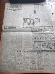 Vatan Gazetesi - 27 Haziran 1958 - Amerika'daki Son Rezaletten Alacağımız Dersler Yazan Ahmet Emin Yalman Köşe Yazısı - CHP Millet Meclisinin Toplanmasını İstiyor - Açan Kamarası Kıbrıs İşini Görüştü - Kıbrıs'ta Durum Yeniden Gerginleşti - Fatin Rüştü Zorlu Sovyet Büyükelçisi Nikita Rijov  İle Görüştü - Konya Ovasında İlk Mahsul İdrak Edildi - Yandan Akıyor Yandan Adnan Veli'nin Yeni Romanı - Tiyatro Şenliği Yazan Ahmet Kutsi Tecer - Ekmek Bozuk Çıkıyor - Ludwig Erhard Amerika'nın İktisadi Nabzına Bakıyor - Taş Devri Çizen Mıstık - İstanbul Üniversitesi Talebe Birliği Gençlik Tiyatrosunun Yurt İçi Gezileri - Cezayir Meselesini 28 Devlet Birleşmiş Milletler'e Getiriyor - Emil Galip Sandalcı Köşe Yazısı - Oktay Akbal Köşe Yazısı - Şu Ölüm Denilen Şey Yazan Frederic Dard Yazı Dizisi - Beşiktaş Ve Galatasaray Yarına Ve Pazar Gününe Hazır - Galatasaray Antrenörü Dick - Özcan Arkoç'un Transferi Nizami Ve Vicdanidir - Vefa Misilleme Yaparak Lefter Küçükandonyadis'i İstiyor - Halil Özyazıcı