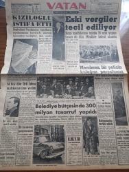 Vatan Gazetesi - 1 Mart 1961 - Başbakan Yardımcısı Muharrem İhsan Kızıloğlu İstifa Etti - Eski Vergiler Tecil Ediliyor - 14 Kişi Dün Örfi İdare Mahkemesine Verildi - Adnan Menderes Bir Polisin Kulağını Parçalamış - 555 K Olayı - Alp Kuran Seçim Komisyonundan İstifa Etti -14'lerden Şefik Soyyüce'nin Orduya Dönmesi Kabul Edildi - Aziz Nesin'in Romanı Kağnı Gölgesindeki Yazı Dizisi - Kira Ve Milli Korunma Kanunu Yazan İbrahim Çehreli - Hasan Ali Yücel Yazan Emil Galip Sandalcı - Oktay Akbal Köşe Yazısı - Amerikalı Müslüman Zenciler Irk Ayrılığına Taraftar - Bu İlkbahar Münich'te Adolf Hitler İmzalı Bir Kitap Yayınlanacak - Timsah Derisinden Yeni Bir Çanta - Asrın Davası Yassıada Duruşmaları - Fenerbahçe Hırslı Gençlerbirliği Azimli - Federasyon Kupası Basketbol Maçları 3 Şehirde Başlıyor - Şevket Taşlıcanın Ölüm Yıl dönümünde - Eşref Yalçıner'in Sorgusu - Spor Toto Neticeleri - Mehmet Akın Ve Vatan Cephesi - 1. Şube müdürü Niyazi Bicioğlu
