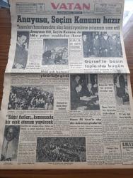 Vatan Gazetesi - 2 Mart 1961 - Anayasa Seçim Kanunu Hazır - İzmit'te Batan Üsküdar Vapuru Faciası Kurbanları Anıldılar - Kağıt Fiyatları Konusunda Bir Açık Oturum Yapılacak - Deprem Sebebiyle Sivrice'de Evlerin Yüzde 80 i Harap Oldu - Türk Kadınının Siyasi Hakka Kavuşmasının 26. Yıldönümü - Adana'da Bir Radyo İstasyonu Kurulacak - Hasan Ali Yücel'in Naaşı Dün Ankara'ya Gönderildi - Ankara'da 1000 İşçi Protesto Yürüyüşü Yaptı - Öğrenci Fonu İçin Toto Hasılatından İstifade Edilecek - Oyun Salonlarında Bazı Aletler Kaldırılacak - Aziz Nesin'in Romanı Kağnı Gölgesindeki İt Yazı Dizisi - Cezayir'in Oran Şehrinde Sıkıyönetim İlan Edildi - Nikita Kruşçev Amerika'ya Gitmiyor - Brigitte Bardot'un Filmleri Tutulmuyor - Taş Devri Çizen Mıstık - Stiv Roper Çizen Saunders ve Overgard - Beşiktaş'ın Eski Acar Solaçığı Salahattin Akel Şimdi Meşhur Bir Operatör - Mithatpaşa Stadı Gece Maçlarına Yetiştirilecek - Beşiktaş Galatasaray Milli Lig Maçını Ankara'ya Almak İstiyor - Fenerbahçe
