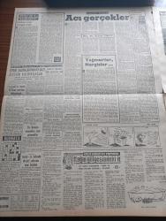 Vatan Gazetesi - 2 Mart 1961 - Anayasa Seçim Kanunu Hazır - İzmit'te Batan Üsküdar Vapuru Faciası Kurbanları Anıldılar - Kağıt Fiyatları Konusunda Bir Açık Oturum Yapılacak - Deprem Sebebiyle Sivrice'de Evlerin Yüzde 80 i Harap Oldu - Türk Kadınının Siyasi Hakka Kavuşmasının 26. Yıldönümü - Adana'da Bir Radyo İstasyonu Kurulacak - Hasan Ali Yücel'in Naaşı Dün Ankara'ya Gönderildi - Ankara'da 1000 İşçi Protesto Yürüyüşü Yaptı - Öğrenci Fonu İçin Toto Hasılatından İstifade Edilecek - Oyun Salonlarında Bazı Aletler Kaldırılacak - Aziz Nesin'in Romanı Kağnı Gölgesindeki İt Yazı Dizisi - Cezayir'in Oran Şehrinde Sıkıyönetim İlan Edildi - Nikita Kruşçev Amerika'ya Gitmiyor - Brigitte Bardot'un Filmleri Tutulmuyor - Taş Devri Çizen Mıstık - Stiv Roper Çizen Saunders ve Overgard - Beşiktaş'ın Eski Acar Solaçığı Salahattin Akel Şimdi Meşhur Bir Operatör - Mithatpaşa Stadı Gece Maçlarına Yetiştirilecek - Beşiktaş Galatasaray Milli Lig Maçını Ankara'ya Almak İstiyor - Fenerbahçe