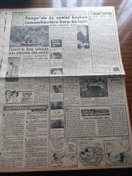 Vatan Gazetesi - 2 Mart 1961 - Anayasa Seçim Kanunu Hazır - İzmit'te Batan Üsküdar Vapuru Faciası Kurbanları Anıldılar - Kağıt Fiyatları Konusunda Bir Açık Oturum Yapılacak - Deprem Sebebiyle Sivrice'de Evlerin Yüzde 80 i Harap Oldu - Türk Kadınının Siyasi Hakka Kavuşmasının 26. Yıldönümü - Adana'da Bir Radyo İstasyonu Kurulacak - Hasan Ali Yücel'in Naaşı Dün Ankara'ya Gönderildi - Ankara'da 1000 İşçi Protesto Yürüyüşü Yaptı - Öğrenci Fonu İçin Toto Hasılatından İstifade Edilecek - Oyun Salonlarında Bazı Aletler Kaldırılacak - Aziz Nesin'in Romanı Kağnı Gölgesindeki İt Yazı Dizisi - Cezayir'in Oran Şehrinde Sıkıyönetim İlan Edildi - Nikita Kruşçev Amerika'ya Gitmiyor - Brigitte Bardot'un Filmleri Tutulmuyor - Taş Devri Çizen Mıstık - Stiv Roper Çizen Saunders ve Overgard - Beşiktaş'ın Eski Acar Solaçığı Salahattin Akel Şimdi Meşhur Bir Operatör - Mithatpaşa Stadı Gece Maçlarına Yetiştirilecek - Beşiktaş Galatasaray Milli Lig Maçını Ankara'ya Almak İstiyor - Fenerbahçe