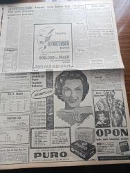 Vatan Gazetesi - 2 Mart 1961 - Anayasa Seçim Kanunu Hazır - İzmit'te Batan Üsküdar Vapuru Faciası Kurbanları Anıldılar - Kağıt Fiyatları Konusunda Bir Açık Oturum Yapılacak - Deprem Sebebiyle Sivrice'de Evlerin Yüzde 80 i Harap Oldu - Türk Kadınının Siyasi Hakka Kavuşmasının 26. Yıldönümü - Adana'da Bir Radyo İstasyonu Kurulacak - Hasan Ali Yücel'in Naaşı Dün Ankara'ya Gönderildi - Ankara'da 1000 İşçi Protesto Yürüyüşü Yaptı - Öğrenci Fonu İçin Toto Hasılatından İstifade Edilecek - Oyun Salonlarında Bazı Aletler Kaldırılacak - Aziz Nesin'in Romanı Kağnı Gölgesindeki İt Yazı Dizisi - Cezayir'in Oran Şehrinde Sıkıyönetim İlan Edildi - Nikita Kruşçev Amerika'ya Gitmiyor - Brigitte Bardot'un Filmleri Tutulmuyor - Taş Devri Çizen Mıstık - Stiv Roper Çizen Saunders ve Overgard - Beşiktaş'ın Eski Acar Solaçığı Salahattin Akel Şimdi Meşhur Bir Operatör - Mithatpaşa Stadı Gece Maçlarına Yetiştirilecek - Beşiktaş Galatasaray Milli Lig Maçını Ankara'ya Almak İstiyor - Fenerbahçe