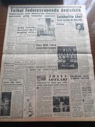 Vatan Gazetesi - 2 Mart 1961 - Anayasa Seçim Kanunu Hazır - İzmit'te Batan Üsküdar Vapuru Faciası Kurbanları Anıldılar - Kağıt Fiyatları Konusunda Bir Açık Oturum Yapılacak - Deprem Sebebiyle Sivrice'de Evlerin Yüzde 80 i Harap Oldu - Türk Kadınının Siyasi Hakka Kavuşmasının 26. Yıldönümü - Adana'da Bir Radyo İstasyonu Kurulacak - Hasan Ali Yücel'in Naaşı Dün Ankara'ya Gönderildi - Ankara'da 1000 İşçi Protesto Yürüyüşü Yaptı - Öğrenci Fonu İçin Toto Hasılatından İstifade Edilecek - Oyun Salonlarında Bazı Aletler Kaldırılacak - Aziz Nesin'in Romanı Kağnı Gölgesindeki İt Yazı Dizisi - Cezayir'in Oran Şehrinde Sıkıyönetim İlan Edildi - Nikita Kruşçev Amerika'ya Gitmiyor - Brigitte Bardot'un Filmleri Tutulmuyor - Taş Devri Çizen Mıstık - Stiv Roper Çizen Saunders ve Overgard - Beşiktaş'ın Eski Acar Solaçığı Salahattin Akel Şimdi Meşhur Bir Operatör - Mithatpaşa Stadı Gece Maçlarına Yetiştirilecek - Beşiktaş Galatasaray Milli Lig Maçını Ankara'ya Almak İstiyor - Fenerbahçe