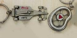 Metal anahtarlık set.Coca cola yazılı yarış arabası ve lastik jant görselli anahtarlık.Koleksiyon vintage nostalji tasarım hediye süs dekor aksesuar promosyon reklam
