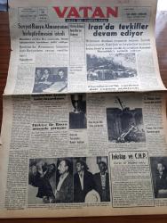 Vatan Gazetesi - 18 Ağustos 1953 - İran'ın Mukadderatı Yazan Ahmet Emin Yalman Köşe Yazısı - Sovyet Rusya Almanya'nın Birleştirilmesi İstedi - İran'da Tevkifler Devam Ediyor - Maliye Bakanı Hasan Polatkan - Sınırlardan Geçişin Kolaylaştırılması - Türkiye İle Rusya Arasında Görüşme - Ordu Atı Yarışmaları - Fransa Fas'a karşı Harekete Geçti - Bu Dağın Ardı Yazan Muzaffer Hacıhasanoğlu Yazı Dizisi - Klakson Yasağı Pavyonu Açılıyor - Şehir Tiyatrolarının İlk Oynayacağı Eser Kartal Yavrusu - Fotoğraflarla Haberler - Fenerbahçe Futbol Takımı Eylül'de İngiltere'ye Gidiyor - Turnadan Şimal Denizine 1953 Avrupası Yazan Burhan Arpad Yazı Dizisi - İstanbul Kapılarında Fethin Büyük Tarihi Romanı Yazan Feridun Fazıl Tülbentçi Yazı Dizisi - Stevenson Dünyayı Geziyor Yugoslavya Yazan Adlai Stevenson Yazı Dizisi - Çocuk Köşesi - Yeni Bir Gün Doğacak Yazan Emmanuel Robles Yazı Dizisi - Gripin - Borsa - Veritas Meşhur Alman Aile Ve Sanayi Dikiş Makineleri - Good Year Lastikleri - Mis Temizleme Tozu