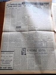 Vatan Gazetesi - 12 Ağustos 1953 - Malta Yolundan Röportaj 2 Yazan Ahmet Emin Yalman Köşe Yazısı - Büyük Britanya Akdeniz Filosu Komutanı Mountbatten Tatbikat Çok Başarılı Oldu Dedi- Grevler Fransa'yı Kapladı - Yunanistan'daki Depremde 200 Kişi Öldü - Seçimlerinde Mayıs'ta Yapılması Muhtemel - Mısır Rusya'dan Silah Alacağını Açıkladı - Dumlupınar Davasına Devam Ediliyor - Mareşal Tito Savaş Tehlikesinin Azaldığını Söyledi - Şerif Arzın Anadolu Ajansı Müdürü Oldu - İçimizdeki Şeytan Yazan Raymond Radiguet Yazı Dizisi - Amerikan Heyeti Ağrı Dağına Çıkıyor - Zeynep Kamil Doğumevi Başhekimi Doktor Fahri Atabey'e Takdirname Verildi - Kanada Seçimini Liberaller Kazandı - Türk İş Kongresi Dün Gece Sona Erdi - Tuna'dan Şimal Denizine 1953 Avrupası Yazan Burhan Arpad Yazı Dizisi - Yeni Bir Gün Doğacak Yazan Emmanuel Robles Yazı Dizisi - Oda Musikisi Yazan Fikri Çiçekoğlu - İstanbul Kapılarında Fethin Büyük Tarihi Romanı Yazan Feridun Fazıl Tülbentçi Yazı Dizisi - Eskişehir Hava Okulunda Bir Gün