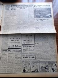 Vatan Gazetesi - 24 Ağustos 1953 - Hastalığımızın İlacı Yazan Ahmet Emin Yalman Köşe Yazısı - Bakanlar Ankara'ya Çağrıldılar - Acıbadem Demokrat Parti Ocağı Dün Açıldı - Sovyetler'le Doğu Almanya Arasında Protokol İmzalandı - Şah Devlet Hazinesinin Boş Olduğunu Söyledi - Japonya Karnaval Kraliçesi Miss Higgins Kamakura - Mau Mau'lar Teslim Olmaya Davet Edilecekler - Bir Dağın Ardı Yazan Muzaffer Hacıhasanoğlu Yazı Dizisi - Türkiye İş Bankası Çarşamba Günü 30 Yaşına Basıyor - Fotoğraflarla Haberler - Hoş Memo Karikatür - Mekke'de 105 Hacı Namzedi Öldü - Afrika'da 4 Ay Yazan Tunç Yalman Yazı Dizisi - İstanbul Kapılarında Fethin Büyük Tarihi Romanı Yazan Feridun Fazıl Tülbentçi Yazı Dizisi - Times Gazetesinin Seyyar Matbaası - Yunanlı Armatör Onasis - Yeni Bir Gün Doğacak Yazan Emmanuel Robles Yazı Dizisi - Ordu Atı Müsabakaları Dünkü Yarışmalarla Sona Erdi- Atletizmde İstanbul Etnikos'u Yendi - Fenerbahçe'nin Antrenman Maçı - Beyoğluspor Taksim Karşılaşması - Karakucak Güreşleri Sonlandı