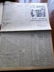 Vatan Gazetesi - 24 Ağustos 1953 - Hastalığımızın İlacı Yazan Ahmet Emin Yalman Köşe Yazısı - Bakanlar Ankara'ya Çağrıldılar - Acıbadem Demokrat Parti Ocağı Dün Açıldı - Sovyetler'le Doğu Almanya Arasında Protokol İmzalandı - Şah Devlet Hazinesinin Boş Olduğunu Söyledi - Japonya Karnaval Kraliçesi Miss Higgins Kamakura - Mau Mau'lar Teslim Olmaya Davet Edilecekler - Bir Dağın Ardı Yazan Muzaffer Hacıhasanoğlu Yazı Dizisi - Türkiye İş Bankası Çarşamba Günü 30 Yaşına Basıyor - Fotoğraflarla Haberler - Hoş Memo Karikatür - Mekke'de 105 Hacı Namzedi Öldü - Afrika'da 4 Ay Yazan Tunç Yalman Yazı Dizisi - İstanbul Kapılarında Fethin Büyük Tarihi Romanı Yazan Feridun Fazıl Tülbentçi Yazı Dizisi - Times Gazetesinin Seyyar Matbaası - Yunanlı Armatör Onasis - Yeni Bir Gün Doğacak Yazan Emmanuel Robles Yazı Dizisi - Ordu Atı Müsabakaları Dünkü Yarışmalarla Sona Erdi- Atletizmde İstanbul Etnikos'u Yendi - Fenerbahçe'nin Antrenman Maçı - Beyoğluspor Taksim Karşılaşması - Karakucak Güreşleri Sonlandı