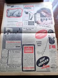 Vatan Gazetesi - 24 Ağustos 1953 - Hastalığımızın İlacı Yazan Ahmet Emin Yalman Köşe Yazısı - Bakanlar Ankara'ya Çağrıldılar - Acıbadem Demokrat Parti Ocağı Dün Açıldı - Sovyetler'le Doğu Almanya Arasında Protokol İmzalandı - Şah Devlet Hazinesinin Boş Olduğunu Söyledi - Japonya Karnaval Kraliçesi Miss Higgins Kamakura - Mau Mau'lar Teslim Olmaya Davet Edilecekler - Bir Dağın Ardı Yazan Muzaffer Hacıhasanoğlu Yazı Dizisi - Türkiye İş Bankası Çarşamba Günü 30 Yaşına Basıyor - Fotoğraflarla Haberler - Hoş Memo Karikatür - Mekke'de 105 Hacı Namzedi Öldü - Afrika'da 4 Ay Yazan Tunç Yalman Yazı Dizisi - İstanbul Kapılarında Fethin Büyük Tarihi Romanı Yazan Feridun Fazıl Tülbentçi Yazı Dizisi - Times Gazetesinin Seyyar Matbaası - Yunanlı Armatör Onasis - Yeni Bir Gün Doğacak Yazan Emmanuel Robles Yazı Dizisi - Ordu Atı Müsabakaları Dünkü Yarışmalarla Sona Erdi- Atletizmde İstanbul Etnikos'u Yendi - Fenerbahçe'nin Antrenman Maçı - Beyoğluspor Taksim Karşılaşması - Karakucak Güreşleri Sonlandı
