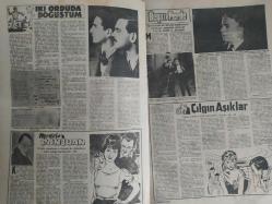 Pazar Haftalık Aktüalite Sinema Tiyatro Müzik ve Magazin Dergisi - 9 Nisan 1961 - Sayı:237 - Kadınlar Pansiyonu ve Kibar Hırsız çizgi romanı - Şundan bundan - Bilmece bulmaca - Ahbap, bırak şakayı! - Kralın oğlu oldu - Kay Gable - Başkaca Bir İş - Zeynep Berk - Müzik Kulübü - Fecri Ebcioğlu - İstanbul'da 20 şarkı - Garip bir tazminat - Hanımlarla başbaşa - Zeynep BErk - 1961 Modasından - Kızımın rakibi idi - Gül ile Güllü - Hawaka çizgi romanı - Boncuk, Vakvaka Kardeş, Tilki Amca ile Tavşan Kardeş ve Miki Fare çizgi romanı - Kim Yaptı? - Define Adası - Buffalo Bill Çizgi Romanı - Marilyn Monroe binlerce aşk mektubu arasında yine yapayalnız - İki orduda döğüştüm - Modern Don Juan - Beyaz Perde - Çılgın Aşıklar - Cecil Saint Laurent - Yenilmez yumruk Ben Bolt çizgi romanı - İkinci Aşk - Arzu Toprağı - Beyaz perdede ne var ne yok - Genç Kız Kalbi - Uçan Adam Çizgi Romanı - Marie Stuart - Güzel Bir Ten - Göksel Arsoy - Muhterem Nur - Mualla Kaynak - Türkan Şoray - Tam Takım Dergi
