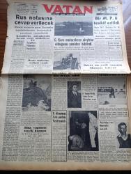 Vatan Gazetesi - 23 Temmuz 1953 - Politikasız Üniversite Yazan Ahmet Emin Yalman Köşe Yazısı - Rus Notasına Cevap Verilecek - Bir Millet Partili Tevkif Edildi - Deniz Malzeme Ambarı Yandı - Malatya Suikastı Davası Savcı On Yedi Sanığın İdamını İstiyor - İdamı İstenen Sanıklar Arasında Necip Fazıl Kısakürek Ve Hüseyin Üzmez de Var - Milli Tesanüt Birliği Türkçe Kuran Müsabakası Açıyor - Doğu Almanya'ya Gıda Yardımı Kesilmeyecek - Bina Yapımını Teşvik Kanunu - İçimizdeki Şeytan Yazan Raymond Radiguet Yazı Dizisi - Şehir Bandosu Açık Hava Konseri Verecek - İsrail'de Gösteriler - Fotoğraflarla Haberler - Etibank'ta Yeni Bir Suistimal İddiası - Sovyet Filmlerine Mısır'da Müsaade Edildi - İstanbul Kapılarında Fethin Büyük Tarihi Romanı Yazan Feridun Fazıl Tülbentçi Yazı Dizisi - İstanbul Operası - Öğretici Filmler Yazan Sadun Tanju - Tuna'dan Şimal Denizine 1953 Avrupası Yazan Burhan Arpad Yazı Dizisi - Eğitim Öğretim Gençlik Köşesi - Yeni Bir Gün Doğacak Yazan Emmanuel Robles Yazı Dizisi