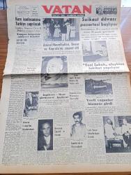 Vatan Gazetesi - 31 Temmuz 1953 - Hayırlı Bir Buluşma Yazan Ahmet Emin Yalman Köşe Yazısı - Kore Konferansına Türkiye Çağrılacak - Amiral Mountbatten Celal Bayar Ve Fuat Köprülü'yü Ziyaret Etti - Malatya'da Vatan Gazetesi Başyazarı Ahmet Emin Yalman'a Yapılan Suikast Davası - Yeni Sabah Gazetesi Aleyhine Takibat Yapılıyor - İlk Türk Vagonları - Soprano Leyla Gencer İtalya'da Başarı Kazandı - Stevenson Dünyayı Geziyor Yazan Adlai Stevenson Yazı Dizisi - İçimizdeki Şeytan Yazan Raymond Radiguet Yazı Dizisi - İran'da Kaşani Musaddık'a Karşı Cephe Aldı -  İngiliz Libya Dostluk Anlaşması İmzalandı - Etna Yanardağı Faaliyete Geçiyor - Afrika'da 4 Ay Yazan Tunç Yalman Yazı Dizisi - İstanbul Kapılarında Fethin Büyük Tarihi Romanı Yazan Feridun Fazıl Tülbentçi Yazı Dizisi - Tuna'dan Şimal Denizine 1953 Avrupası Yazan Burhan Arpad Yazı Dizisi - Yeni Bir Gün Doğacak Yazan Emmanuel Robles Yazı Dizisi - Yirminci Asırda Ortaçağ Hayatı Yaşayanlar Yazan Enis Tahsin Til - Hilton Oteli Halıları - Gripin