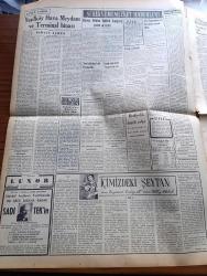 Vatan Gazetesi - 1 Ağustos 1953 - Kasım Gülek'e Mektup Yazan Ahmet Emin Yalman Köşe Yazısı - Memurların Aylıklarında Artma Temin Edilecek - Başbakan Adnan Menderes İzmir'de - Senatör Robert Taft Dün Öldü - Ankara'da Kasaplar Et Satmıyor - Ruslar Bir Amerikan Uçağını Düşürdüler - Eroin Ve Esrarcılığa Yok Edecek Yürürlüğe Girdi - Samsun Limanının İnşası İhale Edildi - Kıbrıs Başpiskoposu Makarios Komünistlerle İşbirliği Yapıyor - Yeşilköy Hava Meydanı Ve Terminal Binası Yazan İsmail İşmen - İçimizdeki Şeytan Yazan Raymond Radiguet Yazı Dizisi - Boğaziçinde Yapılacak Asma Köprü 60.000.000 Dolara Çıkacak - Yunanlı Atletler Dün Şehrimize Geldi - Yarın Yapılacak Olan Konkurhipikler - Sanat Hayatının 27. Yılında Talat Artemel - Müzik Dünyasından Yehudi Menuhin - İstanbul Radyosunun Öğle Yayınları - Arı Bisküvileri - Consul Yazı Makineleri - Muayyen Zamanlardaki Sancılara Karşı Gripin - Makina Kimya Endüstrisi Diskleri - Air France - Puro Tuvalet Sabunu - Emlak Bankası - Doğubank - Bulmaca