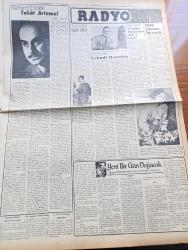 Vatan Gazetesi - 1 Ağustos 1953 - Kasım Gülek'e Mektup Yazan Ahmet Emin Yalman Köşe Yazısı - Memurların Aylıklarında Artma Temin Edilecek - Başbakan Adnan Menderes İzmir'de - Senatör Robert Taft Dün Öldü - Ankara'da Kasaplar Et Satmıyor - Ruslar Bir Amerikan Uçağını Düşürdüler - Eroin Ve Esrarcılığa Yok Edecek Yürürlüğe Girdi - Samsun Limanının İnşası İhale Edildi - Kıbrıs Başpiskoposu Makarios Komünistlerle İşbirliği Yapıyor - Yeşilköy Hava Meydanı Ve Terminal Binası Yazan İsmail İşmen - İçimizdeki Şeytan Yazan Raymond Radiguet Yazı Dizisi - Boğaziçinde Yapılacak Asma Köprü 60.000.000 Dolara Çıkacak - Yunanlı Atletler Dün Şehrimize Geldi - Yarın Yapılacak Olan Konkurhipikler - Sanat Hayatının 27. Yılında Talat Artemel - Müzik Dünyasından Yehudi Menuhin - İstanbul Radyosunun Öğle Yayınları - Arı Bisküvileri - Consul Yazı Makineleri - Muayyen Zamanlardaki Sancılara Karşı Gripin - Makina Kimya Endüstrisi Diskleri - Air France - Puro Tuvalet Sabunu - Emlak Bankası - Doğubank - Bulmaca