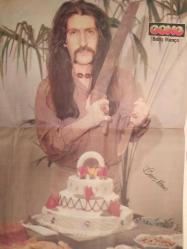 TV'de 7 Gün Gong Haftalık Aktüalite Sinema Tiyatro Müzik ve Magazin Dergisi - 17 Haziran 1981 - Nazan Şoray - Barış Manço Dev Posteri - Sezen Aksu - Abdi Ülgen - Sevda Karaca - Neşe Karaböcek - Suna Yıldızoğlu - Ercan Turgut'un nikahını geciktiren kız - Ergüder Yoldaş - Plaklar Yarışıyor - Bülent Ersoy - İbrahim Alben - Prenses Banu - Romalı Perihan - Şemsi İnkaya - Nesrin Topkapı, sıfırdan başlıyor - Deniz Erkanat - Safa Ulaştır - Ahmet Tuğsuz - Prenses Caroline'den sonra Deli Carolyn - Nazan Şoray - Selçuk Ural - Neco - Meral Zeren - Serpil Örümcer - Pamela, şimdi de Galatalı bir tefeciye aşık... - Victoria Principal - Bernie Cornfeld - Celal Güzelses - İzzet Altınmeşe - Bir vefa borcu ödendi - Dinle sazdan - Şakir Öner - Kadir İnanır - Müjde Ar - Sevda Karaca - Serpil Çakmaklı - Müslüm Gürses - Semiha Yankı - Barış Manço - Turgay Noyan - Ayten Alpman - Erol Evgin - İlhan Gencer - Çiğdem Talu - Erol Evgin - Atilla Yelken - Ali Şenozan plak reklamı fotoğraf ve haberi - Tam Takım Dergi