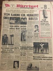 HÜRRİYET GAZETESİ 2 MART 1966 YIL :6408---Seçim Kanunu için Muhalefet Birleşti ---Gürsel in  sağ tarafından dün çekilme oldu ---Zorba şoförler ,gençlere saldırıp ikisini yaraladı ---Gece sinema da cinayet işleyip mezarlıkta gizlene genç yakalandı ---Kolera için 30 ilde seminer açılıyor ---Altın polisi katil Türk 'ü ele geçirdi ---Planlama Müsteşarı  Görevinden Ayrıldı ---Mısır barışçı pilotu İsrail e iade edecek ---Leyla Gencer ,Roma da büyük başarı kazandı ---1966 Altın Mikrofon Yarışması Nisan Ayında Yapılacak ---Bazı maden işçilerine yüzde  altmışa kadar zam yapılıyor ---Grev yüzünden Paris ,metrosu çalmayınca Halk yaya kaldı ---Milli Takım Namzetleri Levisky ile oynuyorlar ---Fenerbahçeliler ,Beşiktaş ın şampiyon olmasını istiyor ---Lefter Tekrar Vazifeye Başladı ---Aşkale li Makbule Londra Sosyetesine Ayak Uydurdu --Ünlü dansöz Prenses  Emine ,Lord kocasının ısrarı ile dansı bıraktı --Senatör Abdurrahman Kavak ,CHP den  istifa etti --49 Ülke dolaşan Kafkas -Gürcü Balesi ilgi gördü