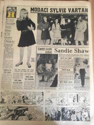 HÜRRİYET GAZETESİ 29 NİSAN 1967 YIL :19 SAYI :6823---Huduttaki silahlı çatışmada bir Türk ile 4 Yunanlı öldü ---CHP Kurultayı Kavga ve Gürültü ile Başladı --Pavlos :Karanlık günler  geçiren Yunanistan ,çukura itilmektedir dedi ---İnönü 8 leri sert bir dille  suçladı ---Kurultay  önceden  tahmini ettiğimiz gibi  tertiplenmiş ---Türk -Pakistan görüşmeleri Demirel ve Eyüp arasında yapılıyor ---Emekliye sevk edilen bin başı hakime  :Maaşım azaldı  nafakamı indirin  dedi ---Gülhane Parkında Lastik Tekerlekli Tramvay Çalışacak ---Yeni Amsterdam Hava Alanı Denizden 4 Metre Aşağıda ---Fenerbahçe -Hacettepe karşılaşıyor ----K.Yaka ve İzmirspor  yarın ki kader  maçı için  kampa girdi ---Beykoz -Adanaspor B.Sporu -Zonguldak  oynuyor ---Modacı Sylvıe  Vartan  ---Çıplak Ayaklı Şarkıcı :Sandie Shaw ---Bir ilçe yasak bölge ilan edildi --Albay Papadopulos  darbeden önce  kralın haberdar edilmediğini resmen açıkladı ----Bir Tombalacı ,Haraç Vermeyen Arkadaşını Bıçakla Öldürdü ---