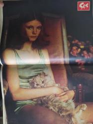 Ses Haftalık Aktüalite Sinema Tiyatro Müzik ve Magazin Dergisi - 20 Haziran 1981 - Sayı:25 - Seyyal Taner - Emel Sayın'a bir şeyler oldu! - Sevda Karaca - Abdi Ülgen - Selami Şahin'in yeni ilham perisi - Nil Alpay - Kamil Sönmez - Neco - Selma Güneri - Ferdi Tayfur'dan Necla Nazır'a aşk mektupları - Necla'nın gerçeği öğrendiği ilk gece - Ahmet Olcay - Kendi nikahına yetişemiyordu - Atilla İlhan - Azize Gencebay tırnakları başına iş açtı - Milyonlarca Fenerbahçeli soruyor Sarı Kanaryalar neden sustu? - Mahmut Hekimoğlu - Antony Quinn - Şakir Öner Yalçın Gülhan - Ali Rıza Binboğa - Füsun Önal - David Hamilton Şaheserleri 1 Posteri - Erdem Alkın - Gönül Şenay - Halit Akçatepe - Gönül Akkor - Günther Petra yeniden doğmuş gibiydi - Avukat arzuhalci - Seyyal Taner'le aşk, seks, uyuşturucu üzerine sohbet - Hayal Mahkumları - Taner Şener - San Antonio'nun takıntısı - Poster koleksiyonu yapan okurlarımızın dikkatine - John Boorman - Michaell Cimino - Gönül Alpay - Posterli Tam Takım Dergi