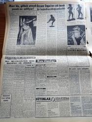 Vatan Gazetesi - 21 Ocak 1956 - İki Kapıdan Hangisi Yazan Ahmet Emin Yalman Köşe Yazısı - İspat Hakkı Teklifi Adliye Encümeninde Görüşüldü - Oktay Engin'in Babası Fuat Engin Başvekil Adnan Menderes'e Mektup Yolladı - 6 7 Eylül Hadiseleri Tahkikat Safhasında Mecliste Açıklandı - Söke'de 200 Çingene Polis Ve Bekçilerle Çarpıştı - İngiltere İle Makarios Muhtariyette Birleşiyor - Varlık Roman Armağanını Yaşar Kemal'in İnce Mehmet'i Kazandı - İstanbul Üniversitesi Bütçesi 23 Milyon Lira - Fırtınalı Gece Yazan Orhan Kemal Yazı Dizisi - Şehir Tiyatrosunun Kıymetli Sanatkarlarından Perihan Yanal'ın İkinci Ölüm Yıldönümü - Geçmişte Bugün Onaltıncı Lui'nin İdamı Yazan Feridun Fazıl Tülbentçi Yazı Dizisi - 8 Yaşındaki Şair Minou Drouet Jüri Önünde Şiir Yazdı - Gazeteci Ceyn Arden'in Maceraları Çizgi Roman - Hoş Memo Karikatür - Kadınları Teşhir Eden Üstad Rejisör Sacha Guitry - Ressam Degas'nın Çok Büyük Bir Heykeltıraş Olduğu Anlaşıldı - Televizyon Seyircileri İçin Beliren Tehlike -  Good Year
