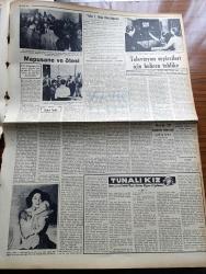 Vatan Gazetesi - 21 Ocak 1956 - İki Kapıdan Hangisi Yazan Ahmet Emin Yalman Köşe Yazısı - İspat Hakkı Teklifi Adliye Encümeninde Görüşüldü - Oktay Engin'in Babası Fuat Engin Başvekil Adnan Menderes'e Mektup Yolladı - 6 7 Eylül Hadiseleri Tahkikat Safhasında Mecliste Açıklandı - Söke'de 200 Çingene Polis Ve Bekçilerle Çarpıştı - İngiltere İle Makarios Muhtariyette Birleşiyor - Varlık Roman Armağanını Yaşar Kemal'in İnce Mehmet'i Kazandı - İstanbul Üniversitesi Bütçesi 23 Milyon Lira - Fırtınalı Gece Yazan Orhan Kemal Yazı Dizisi - Şehir Tiyatrosunun Kıymetli Sanatkarlarından Perihan Yanal'ın İkinci Ölüm Yıldönümü - Geçmişte Bugün Onaltıncı Lui'nin İdamı Yazan Feridun Fazıl Tülbentçi Yazı Dizisi - 8 Yaşındaki Şair Minou Drouet Jüri Önünde Şiir Yazdı - Gazeteci Ceyn Arden'in Maceraları Çizgi Roman - Hoş Memo Karikatür - Kadınları Teşhir Eden Üstad Rejisör Sacha Guitry - Ressam Degas'nın Çok Büyük Bir Heykeltıraş Olduğu Anlaşıldı - Televizyon Seyircileri İçin Beliren Tehlike -  Good Year