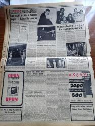 Vatan Gazetesi - 21 Ocak 1956 - İki Kapıdan Hangisi Yazan Ahmet Emin Yalman Köşe Yazısı - İspat Hakkı Teklifi Adliye Encümeninde Görüşüldü - Oktay Engin'in Babası Fuat Engin Başvekil Adnan Menderes'e Mektup Yolladı - 6 7 Eylül Hadiseleri Tahkikat Safhasında Mecliste Açıklandı - Söke'de 200 Çingene Polis Ve Bekçilerle Çarpıştı - İngiltere İle Makarios Muhtariyette Birleşiyor - Varlık Roman Armağanını Yaşar Kemal'in İnce Mehmet'i Kazandı - İstanbul Üniversitesi Bütçesi 23 Milyon Lira - Fırtınalı Gece Yazan Orhan Kemal Yazı Dizisi - Şehir Tiyatrosunun Kıymetli Sanatkarlarından Perihan Yanal'ın İkinci Ölüm Yıldönümü - Geçmişte Bugün Onaltıncı Lui'nin İdamı Yazan Feridun Fazıl Tülbentçi Yazı Dizisi - 8 Yaşındaki Şair Minou Drouet Jüri Önünde Şiir Yazdı - Gazeteci Ceyn Arden'in Maceraları Çizgi Roman - Hoş Memo Karikatür - Kadınları Teşhir Eden Üstad Rejisör Sacha Guitry - Ressam Degas'nın Çok Büyük Bir Heykeltıraş Olduğu Anlaşıldı - Televizyon Seyircileri İçin Beliren Tehlike -  Good Year