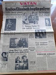 Vatan Gazetesi - 6 Mart 1961 - Kraliçe Elizabeth Bugün Türkiye'ye Geliyor - Yeni Türkiye Partisi 23 İlde Teşkilat Kuruyor - Tanınmış Sinema Yıldızı Elizabeth Taylor'un Hastalığı Devam Ediyor - Öğretmen İhtiyacı 10 Yılda Karşılanacak - Arkeoloji Nazariyesi Değişti - Amerika'da 5,5 Milyon İşsiz Var - Aziz Nesin'in Romanı Kağnı Gölgesindeki İt Yazı Dizisi - D'Hont Sistemi Mi Briand Sistemi Mi Yazan Abdurrahman Konuk - Avrupa İktisadi İşbirliği Teşkilatı OEEC İstanbul'a Gelecek - Emil Galip Sandalcı Köşe Yazısı - Ömer Seyfettin'i Anış Yazan Tarık Binat - Kongo'nun Esrarlı Adamı Gizenga - Taş Devri Çizen Mıstık - Stiv Roper Çizen Saunders Ve Overgard - Tonton Agah Çizgi Roman Sade Yalçın - Polis Kordonu Altında Oynanan Maç Fenerbahçe 3 Gençlerbirliği 3 - Adana Demirspor Takımı İstanbulspor'u 2  1 Yendi - Spor Toto Neticeleri - Şeker Hilal 2 Demirspor 0 - Karşıyaka 6  Göztepe 2 -  Dolapdere'de Arap Nasri'nin Rakibi Küçük Cafer Öldürüldü - Orucun Faydaları Yazan Doktor Süheyl Ünver
