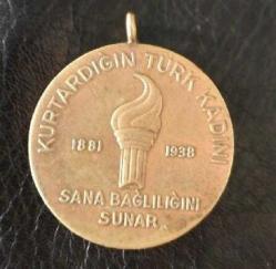 10 KASIM 1938 ATATÜRK KURTARDIĞIN TÜRK KADINI SANA BAĞLILIĞINI SUNAR MADALYONU