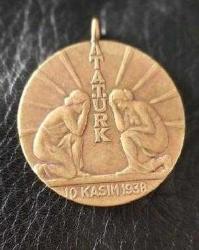 10 KASIM 1938 ATATÜRK KURTARDIĞIN TÜRK KADINI SANA BAĞLILIĞINI SUNAR MADALYONU