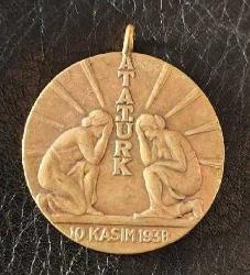 10 KASIM 1938 ATATÜRK KURTARDIĞIN TÜRK KADINI SANA BAĞLILIĞINI SUNAR MADALYONU