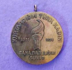 10 KASIM 1938 ATATÜRK KURTARDIĞIN TÜRK KADINI SANA BAĞLILIĞINI SUNAR MADALYONU