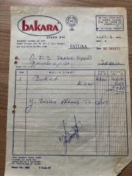 Efemera - BUKET ÇİÇEK FATURASI - 23 TEMMUZ 1985 - BAKARA ÇİÇEK EVİ - MEHMET SARAÇ VE ORT. - ŞİŞLİ, İSTANBUL - OSMAN FAHİR SEDEN, O.F.S. PRODÜKSİYON - BEYOĞLU, İSTANBUL - ISLAK İMZALI, KAŞELİ - 19 x 26 cm EBATLI ORİJİNAL FATURA - TÜRK SİNEMA - FİLM TARİHİ - kitantik - kitaLog