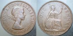 BİRLEŞİK KRALLIK 1 PENNY 1962. KRALİÇE II. ELİZABETH GENÇ BÜST. 31 mm ÇAPINDA BAKIR PARA. İNGİLTERE.