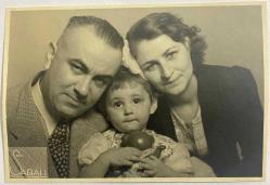 ANNE VE BABANIN KIZ ÇOCUKLARINA SARILARAK POZ VERDİKLERİ BİR AİLE FOTOĞRAFI, FOTO SABAH, ORİJİNAL SİYAH & BEYAZ, 11X8 EBADINDA - 1940'LAR, 1950'LER, 1960'LAR ve 1970'LER TÜRKİYE'SİNDEN NOSTALJİK DOĞUM GÜNÜ HEDİYESİ