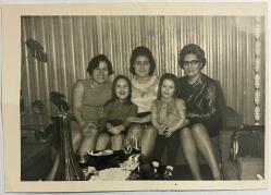 KOLTUKTA OTURAN 3 KADIN VE 2 KIZ ÇOCUĞU  FOTOĞRAFI, ORİJİNAL SİYAH & BEYAZ, 11X8 EBADINDA - 1940'LAR, 1950'LER, 1960'LAR ve 1970'LER TÜRKİYE'SİNDEN NOSTALJİK DOĞUM GÜNÜ HEDİYESİ