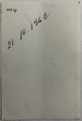 ELİNİ ÇENESİNE KOYUP GÜLÜMSEYEN 2-3 YAŞLARINDA BEYAZ ELBİSELİ KIZ ÇOCUĞU  FOTOĞRAFI, 21.10.1962, ORİJİNAL SİYAH & BEYAZ, 11X7 EBADINDA - 1940'LAR, 1950'LER, 1960'LAR ve 1970'LER TÜRKİYE'SİNDEN NOSTALJİK DOĞUM GÜNÜ HEDİYESİ