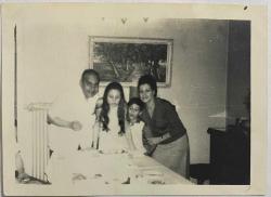 MANZRA TABLOSUNUN ÖNÜNDE YEMEK MASASININ BAŞINDA POZ VEREN BİR ANNE, BABA VE İKİ ÇOCUKLARINDAN OLUŞAN MUTLU BİR AİLE FOTOĞRAFI, ORİJİNAL SİYAH & BEYAZ, 11X8 EBADINDA - 1940'LAR, 1950'LER, 1960'LAR ve 1970'LER TÜRKİYE'SİNDEN NOSTALJİK DOĞUM GÜNÜ HEDİYESİ