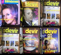 MODERN SPOR DÜNYASI DERGİSİ,  1972 YILINDAN İLK 15 SAYISI ve Devir  HAFTALIK OLAYLAR DERGİSİ, 1972-1973 YILLARINDAN 5 SAYI - HEPSİ BİR CİLT İÇİNDE - PELE İSTANBUL'DA - 1972 GAZİ KOŞUSUNU AKKOR ''EKREM KURT'' İLE KAZANDI - FENERBAHÇE, GALATASARAY, BEŞİKTAŞ FUTBOL TAKIMLARIYLA İLGİLİ HABERLER - OTOMOBİL ve AT YARIŞLARI - CELAL SANDAL - HINCAL ULUÇ - CASSIUS CLAY - JACKIE STEWART, UÇAK İSKOÇYA'LI - GÜNDÜZ KILIÇ - 1972 EGE RALLY'Sİ - PIERRE LEVEGH - ALTIN ÇOCUK RIVERA - SELAHATTİN BEYAZIT - DEBBIE VAN KIEKBELT - JOE FRAZIER - BÜLENT GİZ - JIM JEFFIERS - DİDİ - KIRKPINAR NAZMİ UZUN - BÜYÜK BOKSÖR ROCKY MARCIANO - RIFAT ÇALIŞKAN - MÜLLER - GEORGE BEST - ELLEN TITTEL - EMERSON FITTIPALDI - DE LILLO ''MEZZOFONDO'YU KURTARALIM, ÖLÜM YARIŞI - BOTELLO GIULIO JULINHO - HEIDE ROSENDHAL - NETZER - MARK SPITZ - RUGGIRELLO - MARCEL CERDAN - GEORGIO ABRAMS - JOKEYLER ORHAN KANDUR ve KAZIM YILDIZ, SÜLEYMAN AKDI - GORDON BANKS - DIETRICH - SÜLEYMAN DEMİREL - HÜLYA KOÇYİĞİT - EKREM BORA - FATMA BELGEN