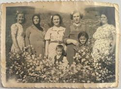 BAHÇEDE ÇİÇEKLERİN ÖNÜNDE POZ VEREN Annaanneler,Babaanneler,Anneler,abla,kız ve erkek çocuklu GENİŞ AİLE FOTOĞRAFI, ORİJİNAL SİYAH & BEYAZ, 9X6 EBADINDA - 1940'LAR, 1950'LER, 1960'LAR ve 1970'LER TÜRKİYE'SİNDEN NOSTALJİK DOĞUM GÜNÜ HEDİYESİ