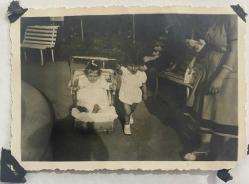 KARDEŞİNİ BEBEK ARABASIYLA GEZDİREN 2-3 YAŞLARINDA KIZ ÇOCUĞU FOTOĞRAFI , ORİJİNAL SİYAH & BEYAZ, 10X7 EBADINDA - 1940'LAR, 1950'LER, 1960'LAR ve 1970'LER TÜRKİYE'SİNDEN NOSTALJİK DOĞUM GÜNÜ HEDİYESİ