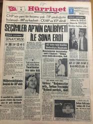 HÜRRİYET GAZETESİ 4 HAZİRAN 1968 YIL :21 SAYI :7220-Coşkun Plak,Genç Osman reklamı-Plak-CHP nin yeni bir kazancı yok -TIP  umduğunu bulamadı -MP oy kaybetti -CKMP ve YTP silindi ---Seçimler AP nin galibiyeti ile sona erdi ---AP:38 CHP :13 MP :1---Milletvekilinin beşini de AP aldı ---Yaralılardan ikisi daha öldü ---15 Yaşındaki kızı ,yanındaki gencin elinden  tecavüz eden polis tutuklandı ---Türkeş :Bağımsızlar arttı Turhan Feyzioğlu üçüncü partiyiz dedi ---Kimler kazandı ? Ankara da Barlas ,Adana da Özlüşen belediye başkanı oldu ---AP :37 CHP :19 GP :3  Bağımsızlar :8 ---Gina Lollobrigida Kızılay ın 100. Yıl Balosu için İstanbul a Gelecek ----Gegiç :3 kupayı rüyalarında görürler dedi ---Milyonerler kulübünde borç milyona dayandı---Göztepe nin yeni Yönetim Kurulu bugün belli olacak ---84 Yıllık İstanbul Erkek Lisesinde 2 Kız Öğrenci İftihar Listesine Geçti ---Kudret suyu akan köyde çocuksuz aile yok --Balkan Rallisinde Tanbay Çifti 17. ---2. Ligde gol krallığı savaşı hızlandı ---