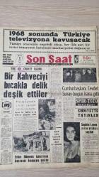 SON SAAT GAZETESİ -- 2 EKİM S. CHRİSTOPHE , 'ŞÖHRETE ERİŞİNCEYE KADAR ELİMDE GİTAR KULÜP KULÜP DOLAŞTIM ' DİYOR -- AMERİKA NIN GÖZDE SESLERİ ARASINDA OLAN FABİAN EVLENDİ -- GİANNİ MORİNDİ , NİEL SADAKA , MAMAS AND THE PAPAS , THE ROKES , YEN, BİR İTALYANCA ŞARKIYI PLAĞA DOLDURDU -- ANİMALS ' LAR BAHAMA ADALARINDA TATİL YAPIYOR - HELMUT SCHÖN  TÜRKLERDEN KORKUYORUM -- GALATASARAY İSTANBULSPOR'U MAĞLUP ETTİ 3-1 --FENERBAHÇE VARNADA BİR MAÇ YAPACAK -- HİTLERİN EN BÜYÜK DAHİ DEDİĞİ İKİ ESKİ NAZİ , SPEER VE SCHİRACH TAHLİYE ETTİ -- TARIK BİNAT , YÜKSEK OKULLARIN UMURSAMAZLIĞI -- 1968  SONUNDA TÜRKİYE TELEVİZYONA KAVUŞACAK --  CUMHURBAŞKANI CEVDET SUNAY BUGÜN İRANA GİTTİ -- SOPHİA LOREN  YILIN YILDIZI SEÇİLDİ --