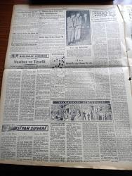 Halkçı Gazetesi - 14 Temmuz 1955 - İstifçilere 48 Saat Mühlet Verildi - Nevzat Atlıg - Karaborsa İzle Mücadele Dair Vali Kemal Aygün'ün Dün Verdiği Mühim Beyanat - Hasan Polatkan İktidarın Mali Politikasını İzah Etti - Doktor Fazıl Küçük'ün Başbakan Adnan Menderes'e Telgrafı - Alman Birliğine Dair Rus Görüşü Açıklandı - Milli Eğitim Bakanı Celal Yardımcı'nın Beyanatı - Halkçı'nın Romanı Bir Ömrün Çilesi Nakleden Selami İzzet Sedes Yazı Dizisi - Köy Enstitüsü Mezunu Öğretmenlerin Yeni Terfi Kanunu - Halk Bankasının Sermayesi 20 Milyon Liraya Çıkarılıyor - Film Muzaffer Tema Bir Ay Hapse Mahkum Oldu - Silviya Halkçı'nın Resimli Romanı - Mahkumlar Cehennemi  Yazan Osman Şan Yazı Dizisi - Siyah Süvari Yazan Valentine Williams Yazı Dizisi - Hüseyin Cahit Yalçın'ın 50 Yıllık Hatıraları Atatürk Devri Yazan Hüseyin Cahit Yalçın Yazı Dizisi - Bravo Muhammer Karaca'ya - Halkçı'nın Hikayesi Renk Değişimi - Genç Takımlar Grup Maçları - Yugoslavya'ya Gidecek Boks Takımının Seçmesi - Yaşar Doğu
