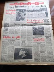 Halkçı Gazetesi - 14 Temmuz 1955 - İstifçilere 48 Saat Mühlet Verildi - Nevzat Atlıg - Karaborsa İzle Mücadele Dair Vali Kemal Aygün'ün Dün Verdiği Mühim Beyanat - Hasan Polatkan İktidarın Mali Politikasını İzah Etti - Doktor Fazıl Küçük'ün Başbakan Adnan Menderes'e Telgrafı - Alman Birliğine Dair Rus Görüşü Açıklandı - Milli Eğitim Bakanı Celal Yardımcı'nın Beyanatı - Halkçı'nın Romanı Bir Ömrün Çilesi Nakleden Selami İzzet Sedes Yazı Dizisi - Köy Enstitüsü Mezunu Öğretmenlerin Yeni Terfi Kanunu - Halk Bankasının Sermayesi 20 Milyon Liraya Çıkarılıyor - Film Muzaffer Tema Bir Ay Hapse Mahkum Oldu - Silviya Halkçı'nın Resimli Romanı - Mahkumlar Cehennemi  Yazan Osman Şan Yazı Dizisi - Siyah Süvari Yazan Valentine Williams Yazı Dizisi - Hüseyin Cahit Yalçın'ın 50 Yıllık Hatıraları Atatürk Devri Yazan Hüseyin Cahit Yalçın Yazı Dizisi - Bravo Muhammer Karaca'ya - Halkçı'nın Hikayesi Renk Değişimi - Genç Takımlar Grup Maçları - Yugoslavya'ya Gidecek Boks Takımının Seçmesi - Yaşar Doğu