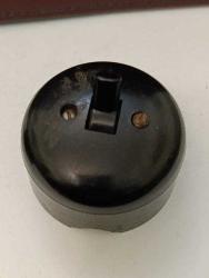 K115--------ESKİ SIVA ÜSTÜ BAKALİT ANAHTAR