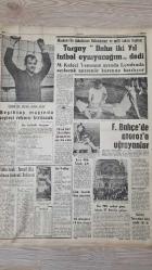 SON SAAT GAZETESİ --  26 EKİM 1966 -- HÜLYA KOÇYİĞİT KARANLIK MELEĞİN DUBLAJINI YAPIYOR -- ÇOLPAN İLHAN , ALLHAISMARLADIK -- TÜRKAN ŞORAY MUKAVELEYE KOYDUĞU ŞARTLARA GÖRE HİÇ ÖPÜŞMÜYOR -- AYHAN IŞIK KUMARBAZIN İNTİKAMINDA YİNE BAŞARILI -- KAHREDEN FİRAR, EMİN BABA , TUNÇ OKAN ,ÖMER KAYAM ,FUAT İMER --TURGAY ŞEREN , DAHA İKİ YIL DHA FUTBOL OYNIYACAĞIM -- ABDULLAH GEGİÇ ALİ İHSANI İDMANA HAZIRLIYOR -- BİROL PEKEL BOKS MİLLİ TAKIMINA GİTTİ ---JULİE ANDREWS WALT DİSNEY ' İN BİR MİLYON DOLARINI REDDETTİ -- ALMANYADA ÇALIŞAN YABANCI KADIN İŞÇİLER ALMAN ERKEKLERİ İLE EVLENMİYOR TARIK BİNAT HAMİYET SÖMÜRÜCÜLERİ -- GREV --- BİNLERCE KÖMÜR İŞÇİSİ İKİ GÜNDÜR OCAKLARA İNMİYOR -- GENÇ KIZLARI FUHUŞA SÜRÜKLEYEN İKİ KADIN SUÇÜSTÜ YAKALANDI --