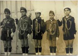 Efemera - 18 MART ÇANAKKALE ZAFERİNİ KUTLAYIP ELİYLE ZAFER İŞARETİ YAPAN 9-10 YAŞLARINDA 5 ERKEK ÇOCUK FOTOĞRAFI , ORİJİNAL SİYAH & BEYAZ, 11X8 EBADINDA - 1940'LAR, 1950'LER, 1960'LAR ve 1970'LER TÜRKİYE'SİNDEN NOSTALJİK DOĞUM GÜNÜ HEDİYESİ - kitantik - kitaLog